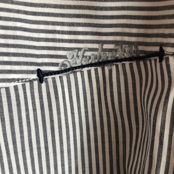 Mens Hurley Button Up. Size XL - Picture 5 of 7